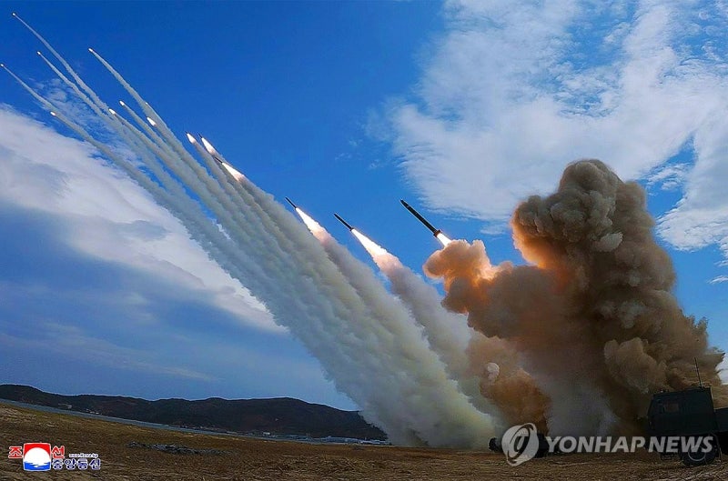 <b>北</b>, '저격수' 초정밀 600 <b>방사포</b> <b>사격</b>…김정은 "힘이 곧 평화"(종합)