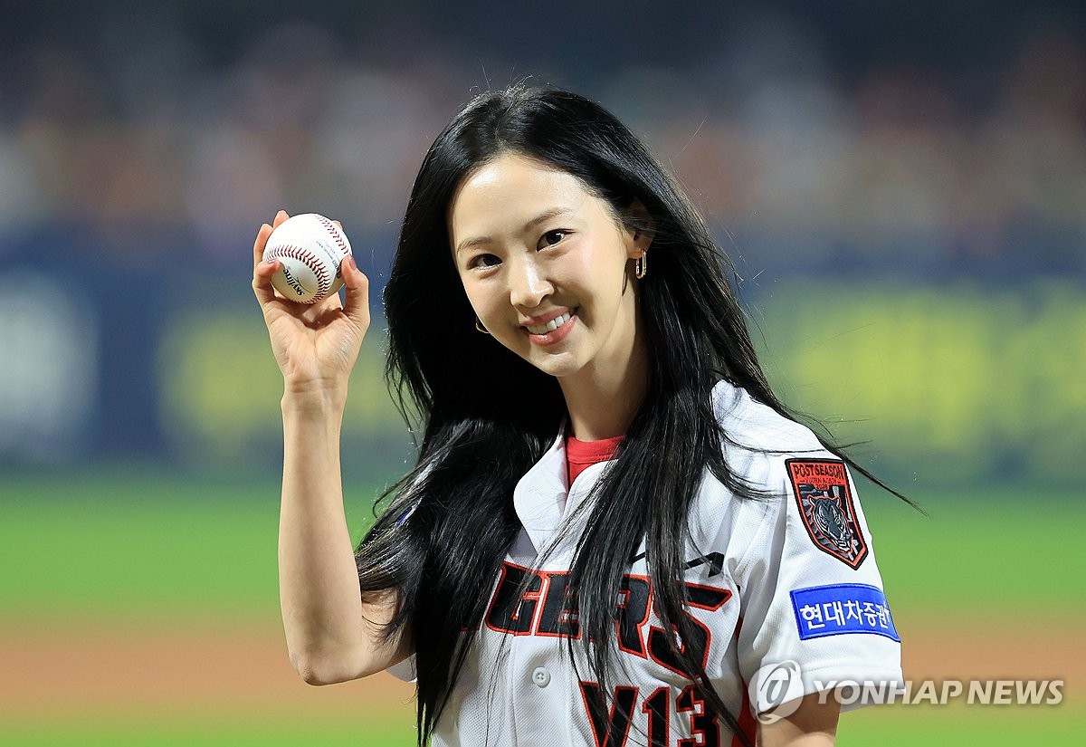 <b>김다솜</b>, '<b>시구</b> 끝'