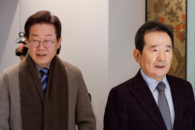 <b>이재명 만난 정세균</b> "낭떠리지에서 손을 뗄 결단 필요"