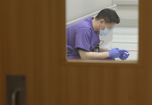 ▲전공의들이 의료 현장을 떠난 사이 최소 5000여명의 '진료지원(PA) 간호사'가 상급종합병원이나 공공의료기관에서 활동하고 있는 것으로 집계됐다. 정부는 이번 의사 집단행동을 계기로 PA 간호사 합법화를 추진하고