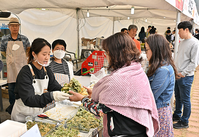 ▲북평면 나전역 일원에서 개최된 ‘2024년 로컬푸드축제’장 모습. ⓒ정선군