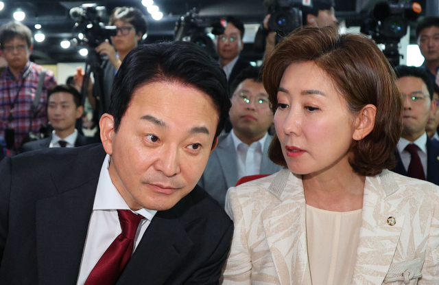 ▲국민의힘 나경원 의원과 원희룡 전 국토교통부 장관이 5일 오후 서울 여의도 중앙당사에서 열린 '미래를 위한 약속, 공정 경선 서약식'에서 대화하고 있다.<BR> ⓒ연합뉴스