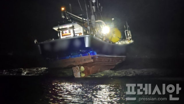 고흥 해상서 22명 탄 <b>낚시어선 좌초</b>…인명피해 없이 구조