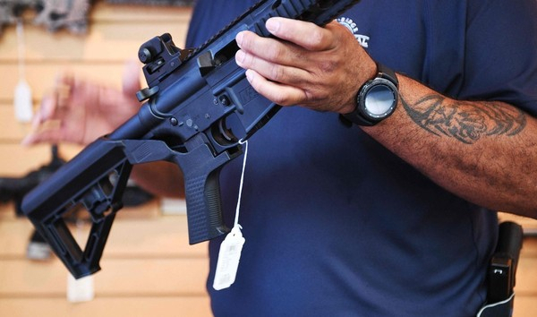▲미국 총기가게에서 판매되는 AR-15 계열 반자동 소총.ⓒAFP=연합뉴스