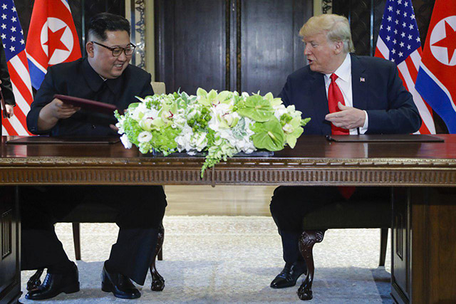 ▲ In this June 12, 2018, photo, Donald Trump (right), the President of the United States, and Kim Jong-un, North Korea's Chairman of the State Affairs Commission, sign a joint declaration and exchange it after their first North Korea-U.S. summit at Capella Hotel on Sentosa Island, Singapore. ⓒAP=Associated Press