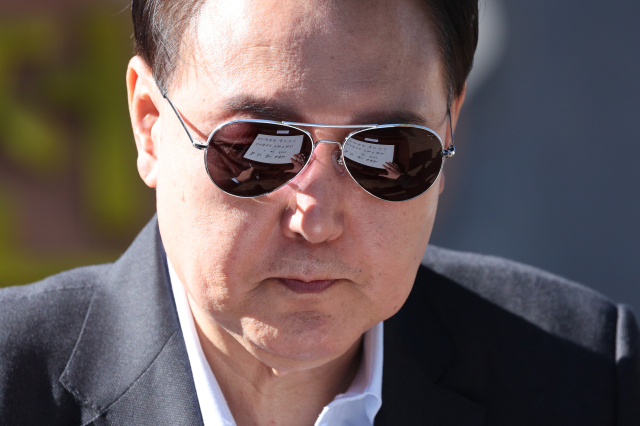 ▲윤석열 대통령이 2023년 10월 1일 추석 연휴 중 경기도 연천군 육군 제25사단 상승전망대를 찾아 방명록을 작성하고 있다.<BR> ⓒ연합뉴스