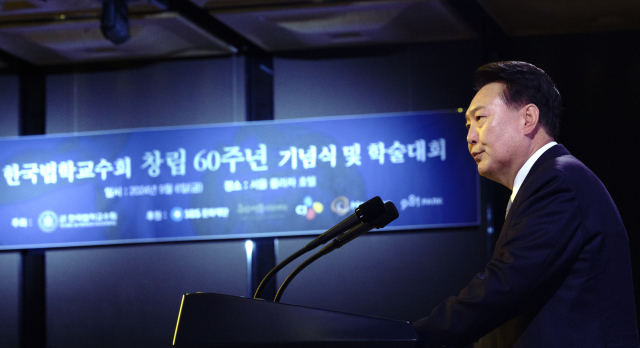 ▲윤석열 대통령이 6일 서울 중구 더플라자호텔에서 열린 한국법학교수회 창립 60주년 기념식 및 학술대회에 참석해 축사를 하고 있다. ⓒ연합뉴스