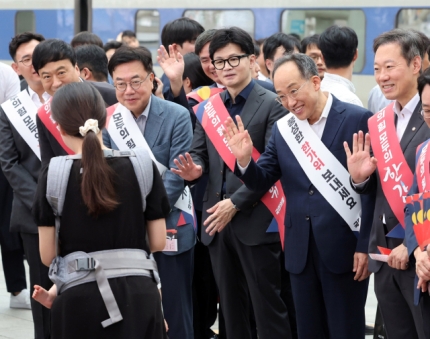 ▲13일 오전 서울역에서 국민의힘 한동훈 대표와 추경호 원내대표 등 위원들이 추석 귀성 인사를 하고 있다. ⓒ연합뉴스