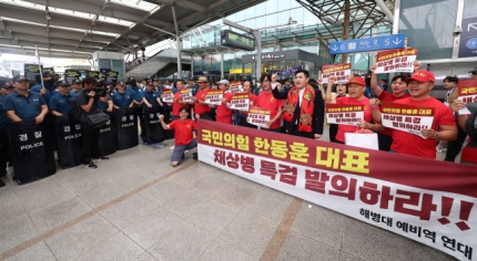 ▲13일 오전 서울역에서 해병대예비역연대 회원들이 추석 귀성길 인사에 나선 국민의힘 한동훈 대표에게 채상병 특검 발의를 촉구하며 구호를 외치고 있다. ⓒ연합뉴스