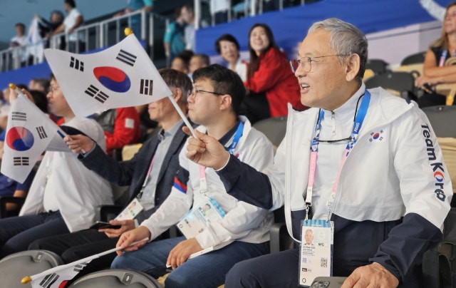 유인촌 "정몽규 <b>축구</b>협회장, 스스로 거취 결정해야"