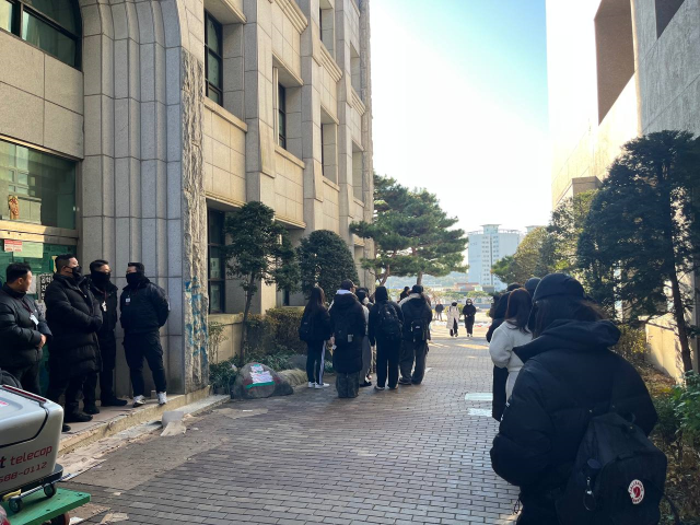 <b>동덕여대</b> 학생들, <b>본관</b> 점거 <b>해제</b>하고 학교와 면담 자리 갖기로