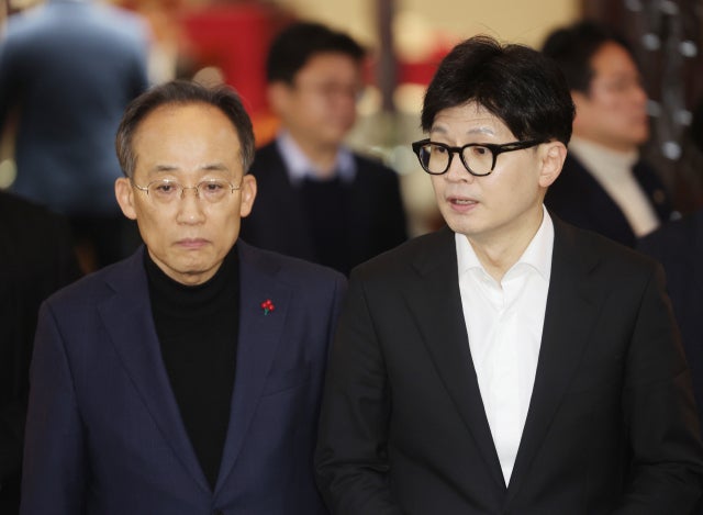 與 "내각 총사퇴·김용현 해임 <b>요구</b>…'尹 <b>탈당</b>' 추가 논의"