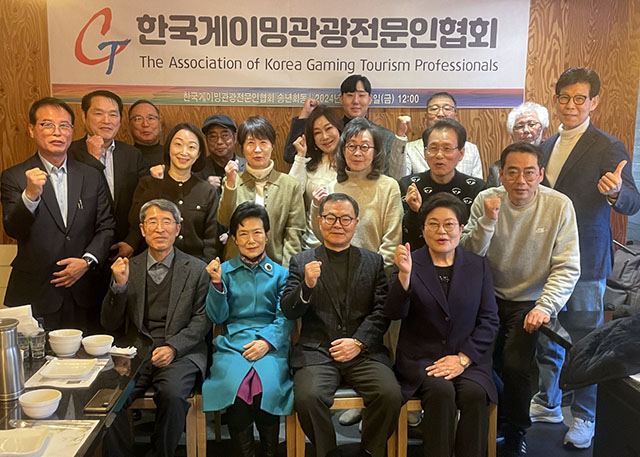 ▲지난 13일 서울 용산 기와한정식에서 열린 한국게이밍관광전문인협회 송년 임시총회를 마친 뒤 안옥모 회장과 임원진 초청인사 등이 참석한 가운데 기념촬영하고 있다. ⓒ프레시안