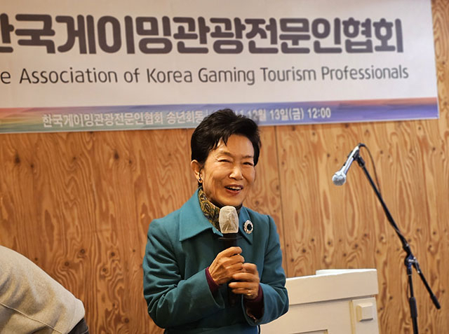 ▲지난 13일 서울 용산 기와한정식에서 열린 한국게이밍관광전문인협회 송년 임시총회에서 안옥모 회장이 25년 새로운 사업으로 협회발전을 강조하고 있다. ⓒ프레시안