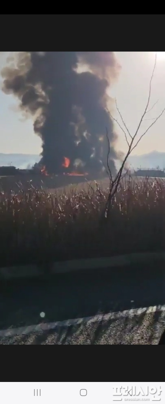 ▲무안공항 활주로 여객기가 추락해 불에 타고 있다.2024.12.29ⓒ독자