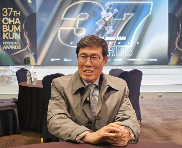 ▲차범근 전 감독이 20일 서울 종로구 HW컨벤션센터 크리스탈홀에서 열린 제37회 차범근축구상 시상식이 끝난 뒤 취재진과 만나 인터뷰하고 있다. ⓒ연합뉴스