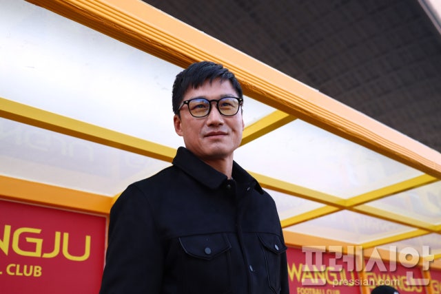 광주FC <b>이정효 감독</b>, 10R 홈 경기전 앞서 팬사인회 진행