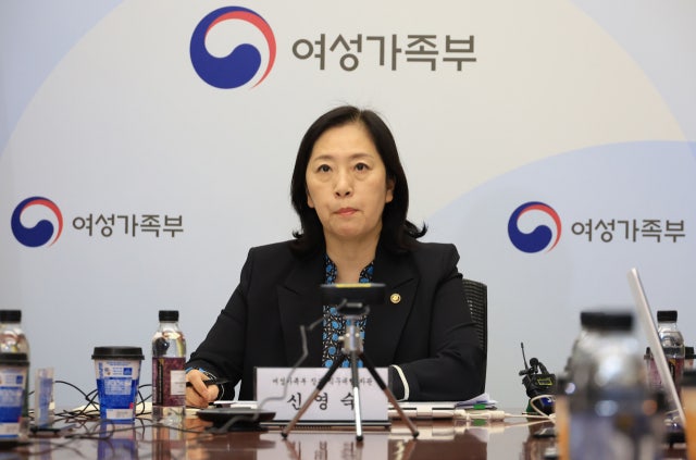 한국 <b>여성</b> 3명 중 1명, 살면서 <b>여성폭력</b> <b>경험</b>해봤다