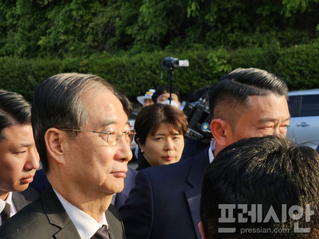 ▲2일 대선출마를 선언한 한덕수 전 국무총리가 국립 5·18민주묘지에 도착해 민주의 문을 향해 걸어가고 있다.2025.05.02ⓒ프레시안(김보현)