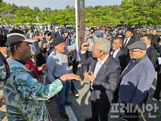▲2일 국립 5·18민주묘지 입구 인근에서 양측 지지자 간 고성과 몸싸움이 벌어졌다.'한 너구리는 빠꾸'라는 손팻말을 든 시민과 한덕수 전 총리 지지자간 고성이 오가고 있다.2025.05.02ⓒ프레시안(김보현)