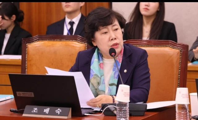 ▲조배숙 의원은 "이는 명백한 위헌 시도"라며 "헌법 제84조는 재직 중 형사소추 금지일 뿐이지 이미 진행 중인 재판까지 멈추라는 조항이 아니다"고 주장했다.ⓒ조배숙 의원 페이스북