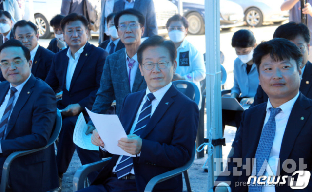 ▲이재명 더불어민주당 당 대표가 30일 오후 전남 신안군 지도읍에 위치한 태양광발전소를 찾아 현장 관계자의 설명을 듣고 있다.2022.9.30ⓒ더불어민주당 전남도당
