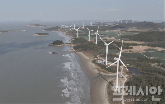 ▲신안에 조성된 풍력발전시설.신안군에서는 2032년까지 3200mw 규모의 해상풍력발전시설이 들어설 예정이다.ⓒ신안군