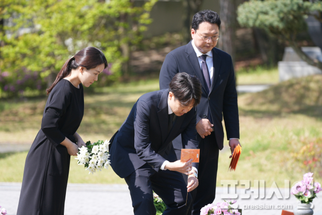 ▲4일 이준석 개혁신당 대선후보와 천하람 개혁신당 국회의원이 국립5·18민주묘지에서 국화와 손편지를 헌화하고 있다ⓒ개혁신당