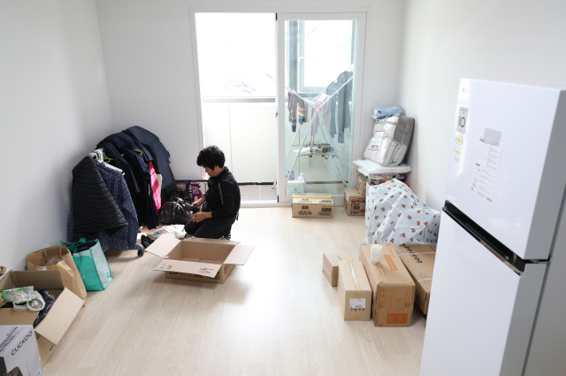 ▲18일 경북 안동시 권정생 어린이문학관 터에 설치된 안동시 1호 임시주택(모듈러주택)의 입주가 시작된 가운데 한 이재민이 짐을 정리하고 있다.이곳에는 모듈러주택 18동이 설치됐으며 1동당 30㎡로 현관,욕실,