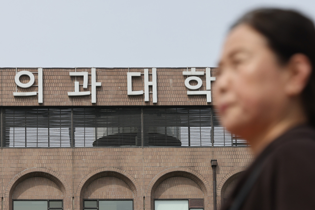 ▲전국 40개 의대의 유급시한이 임박하면서 1학년에 24·25·26학번 세 학번이 겹치는 '트리플링'(tripling)이 현실화하는 것이 아니냐는 우려가 커지고 있다.27일 각 의대에 따르면 오는 30일까지 총 3