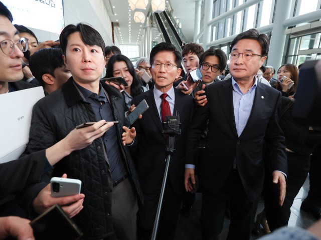<b>김문수</b> "대선후보 <b>일정 중단</b>"…국민의힘 '단일화 내홍' 절정