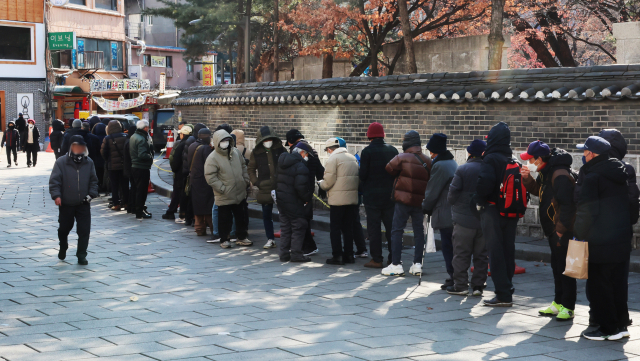 ▲ 서울 종로구 탑골공원 원각사 노인무료급식소 앞에 어르신들이 점심식사를 위해 줄지어 서 있다.ⓒ연합뉴스
