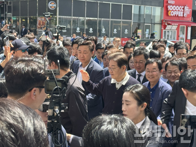 ▲이재명 더불어민주당 대선 후보가 지난 4일 골목골목 경청투어를 나선 가운데 경북 예천을 찾아 지지자들과 인사를 나누고 있다.ⓒ 프레시안 (김종우)