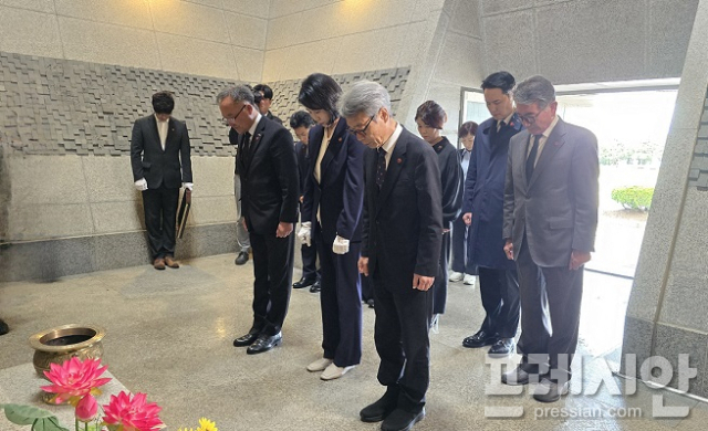 ▲이재명 대통령 후보 배우자 김혜경 여사가 9일 제주4·3평화공원을 방문해 4·3사건 희생자 영위에 분향하고 있다.ⓒ프레시안