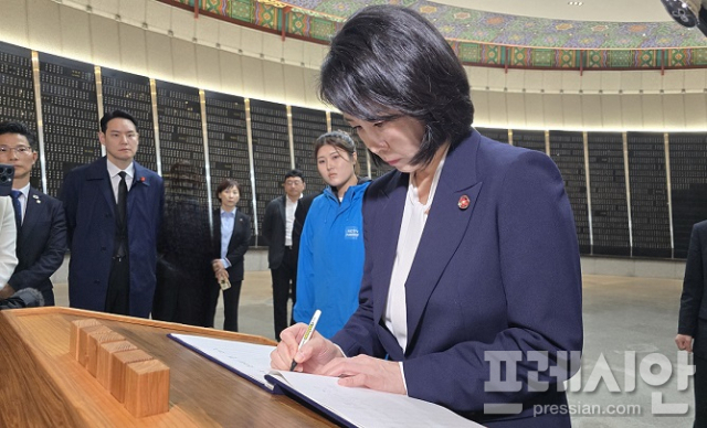 ▲김혜경 여사가 봉안실에 마련된 방명록을 적고 있다.ⓒ프레시안