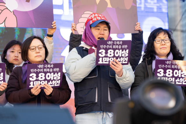 ▲ '3.8 세계 여성의날'을 맞아 광화문 집회 현장에서 여성 1만인 선언에 동참한 후주 씨.ⓒ김후주