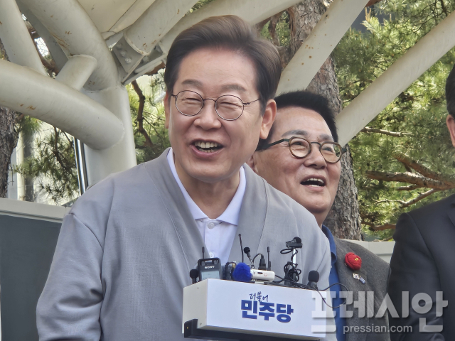 ▲11일 이재명 더불어민주당 대통령 후보가 전남 해남군 해남읍 군민광장에서 "6월 3일이 대한민국이 새로운 나라 문화·경제 강국 세계가 인정하는 민주주의 국가로 나아가는 그 첫 순간이 될 것"이라고 발언하고 있다.2