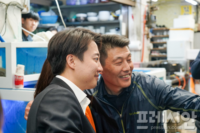 ▲11일 오후 부산 강서구 명지시장을 찾은 이준석 개혁신당 대선 후보가 시민들과 함께 사진을 찍고 있다.ⓒ프레시안(강지원)