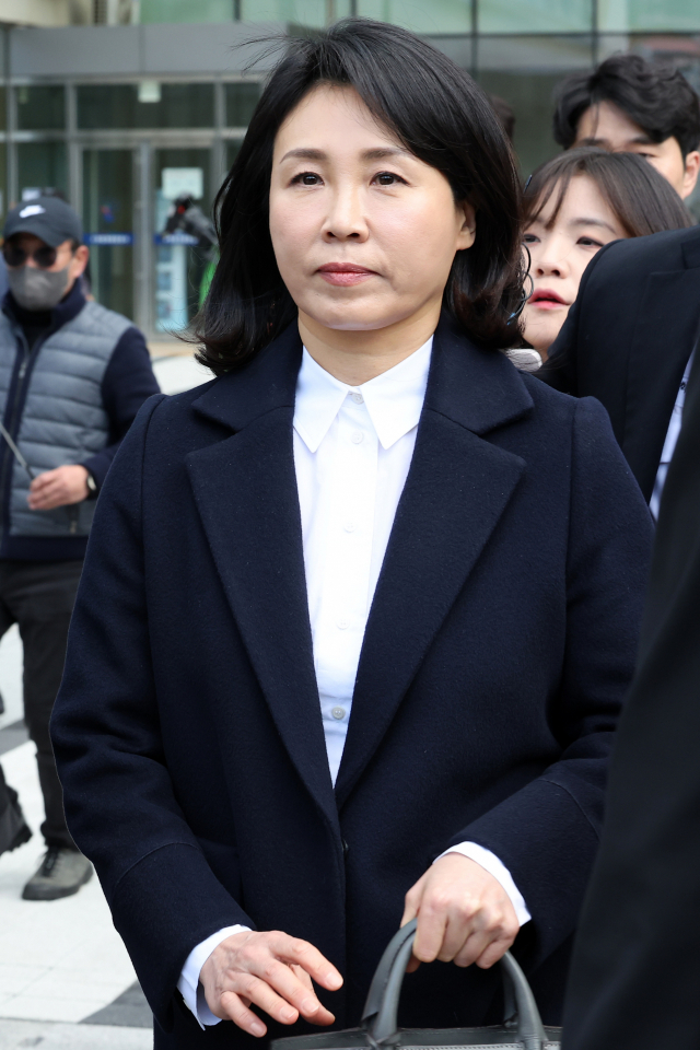 ▲2022년 제20대 대통령 선거와 관련한 공직선거법 위반 혐의로 재판에 넘겨진 더불어민주당 이재명 대표의 배우자 김혜경 씨가 26일 오후 경기 수원지법에서 열린 첫 재판을 마치고 청사를 빠져나오고 있다.김씨는 이