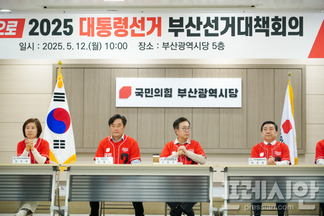 ▲국민의힘 부산시당은 12일 오전 선대위를 출범하고 첫 회의를 열었다.왼쪽부터 김미애 약자와의동행본부장,정동만 공동선대위원장,서병수 총괄선대위원장,<a href=