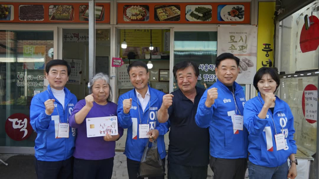 ▲'진짜 대한민국 선대위' 국민참여본부 총괄본부장을 맡은 한병도 의원은 이날 오전 9시 서울 광화문에서 개최된 중앙선대위 출정식에 참석한 이후 익산으로 내려와 지역 선거운동에 합류했다.ⓒ더불어민주당 익산을지역위