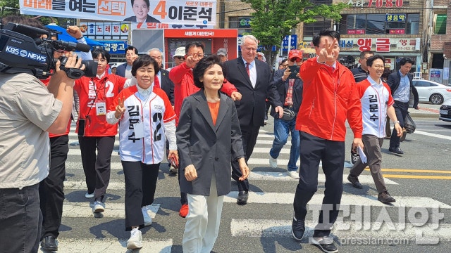 <b>순천</b> 아랫장 찾은 김문수 부인 <b>설난영</b> "꼭 2번 찍어주세요"