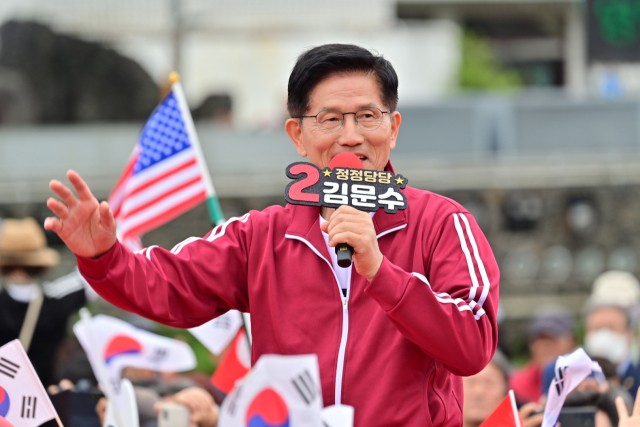 김문수 "<b>이재명</b>, <b>대법원</b>에 <b>내통</b>자 있나…직접 답해야"