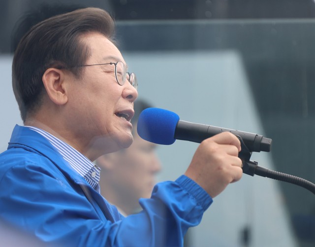 이재명, '尹 <b>심판론</b>' 강조…"김문수는 윤석열 아바타이자 전광훈 꼭두각...