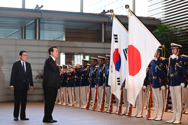 ▲ 지난 2023년 3월 16일 1박2일 일정으로 일본을 방문한 윤석열 대통령이 본 도쿄 총리 관저에서 기시다 후미오 총리와 의장대 사열에 앞서 국기에 경례하고 있다. ⓒ연합뉴스