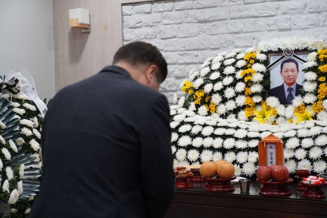 <b>우원식</b>, 태안 <b>김충현</b> 빈소 조문… "왜 약속 안 지켰나" 원망 나와