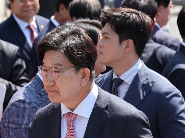 '<b>김용태</b> 쇄신안' <b>논란</b> 중 의원총회 전격 <b>취소</b>…국힘 갈등 최고조