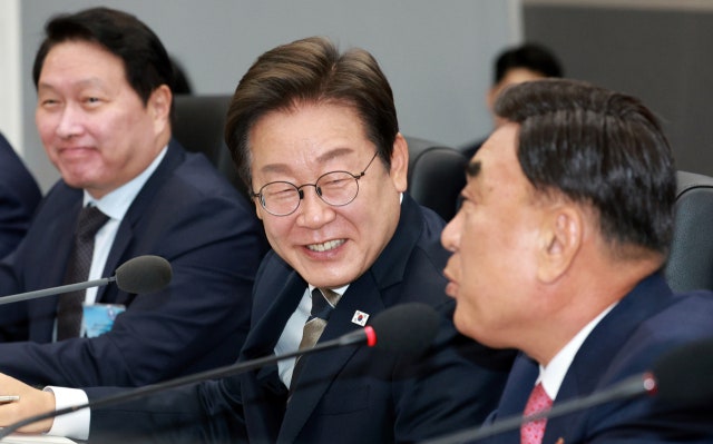 李<b>대통령</b>, 코스피 3000 돌파에 "많이 올랐죠?"