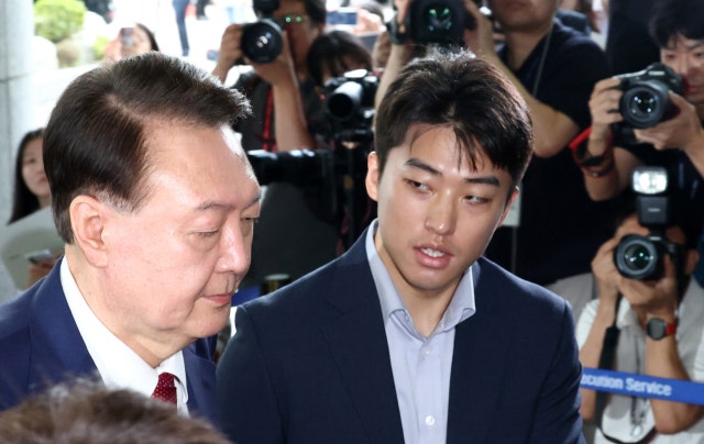 <b>윤석열</b> 2차 '<b>내란특검</b>' 조사, 9시간 30여분만에 <b>종료</b>…3차 소환?