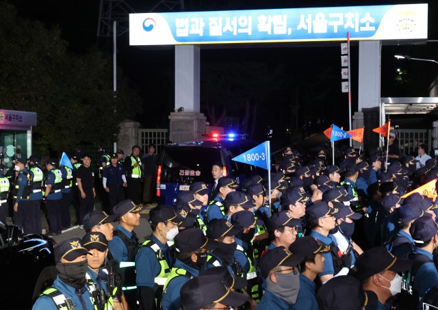 尹 재구속에 <b>지지자</b>들 <b>망연자실</b>…구속영장 발부 1시간여 만에 해산